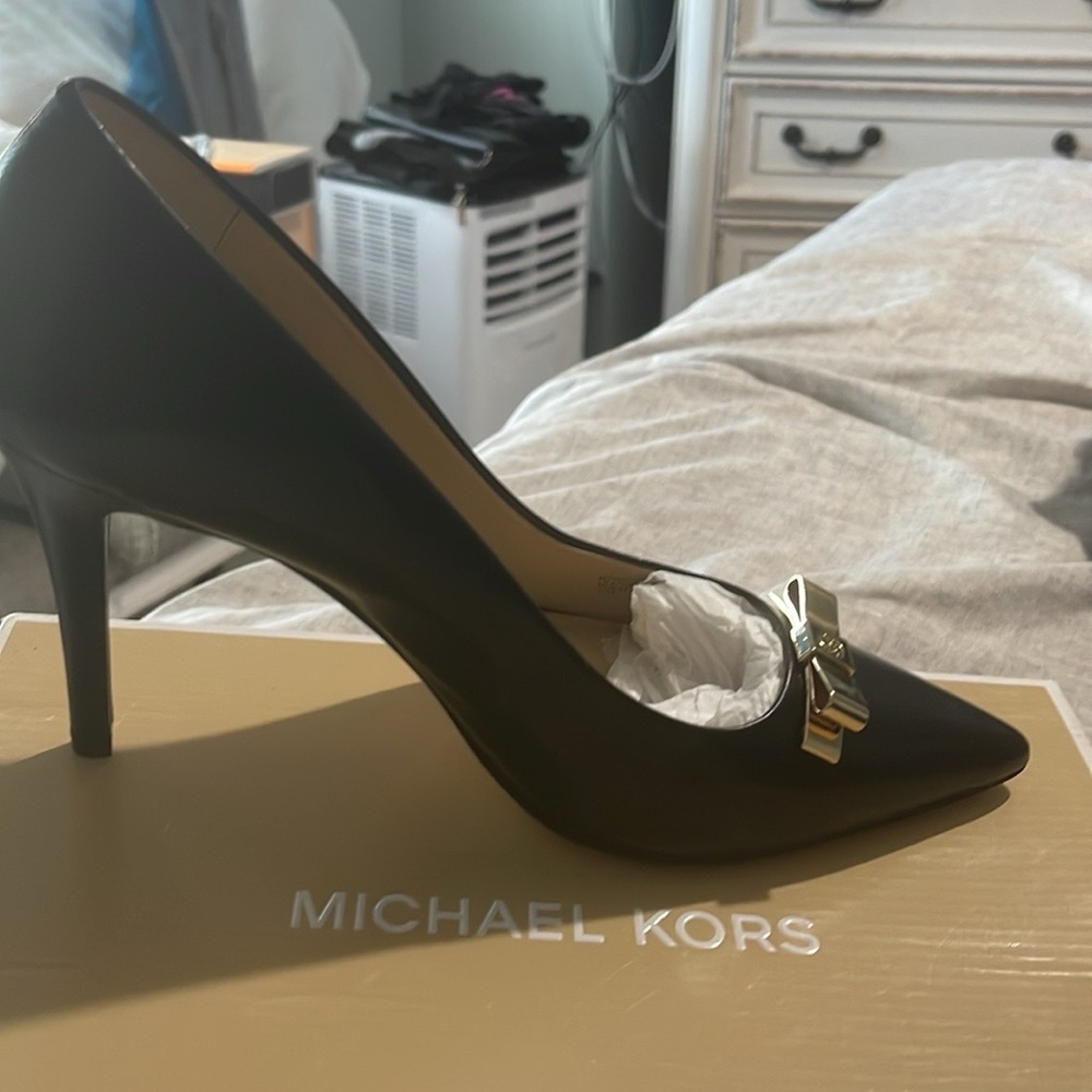 Michael Kors black and gold pumps worn once still in excellent condition - Picture 2 of 3
